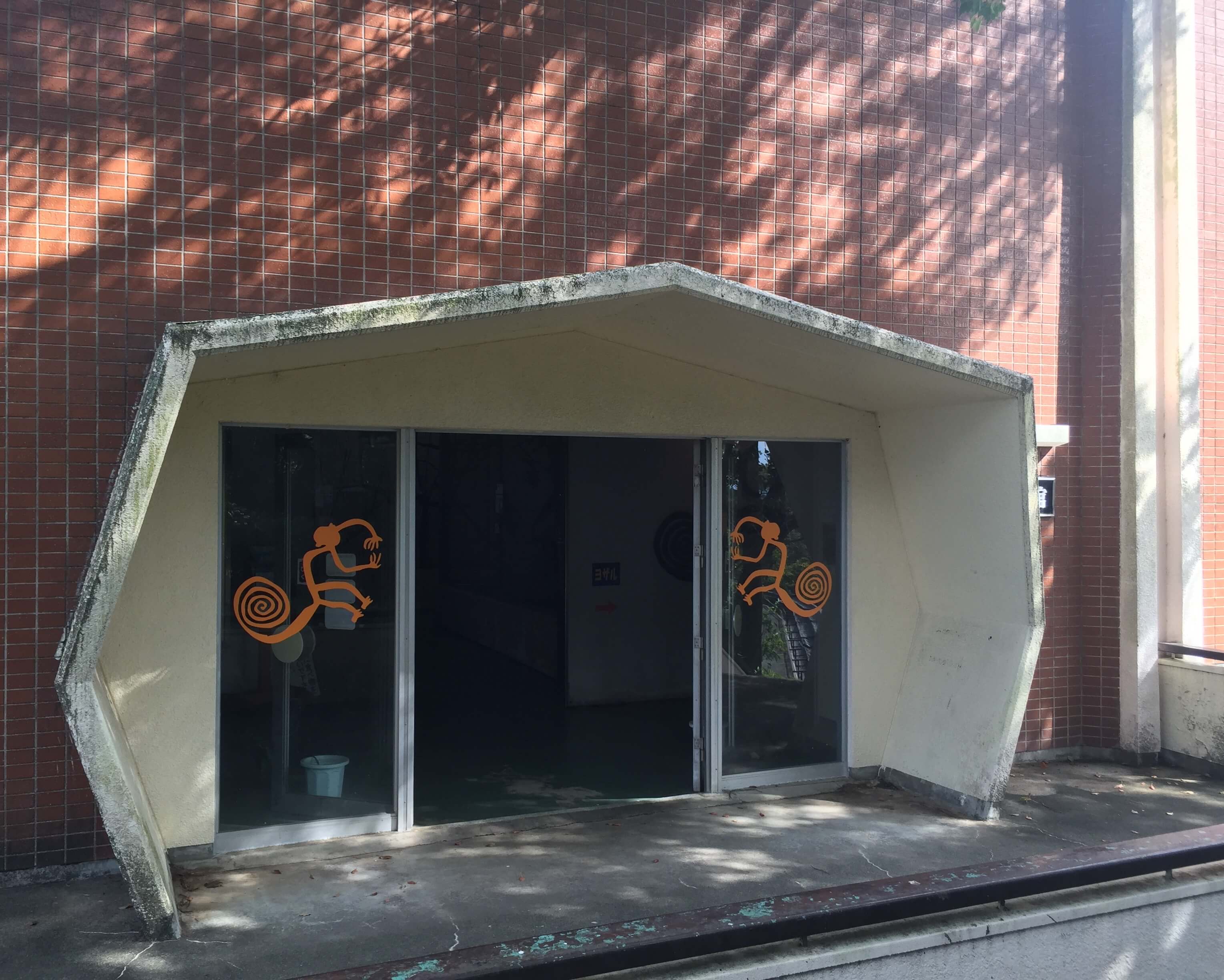南米館ホール入り口 元