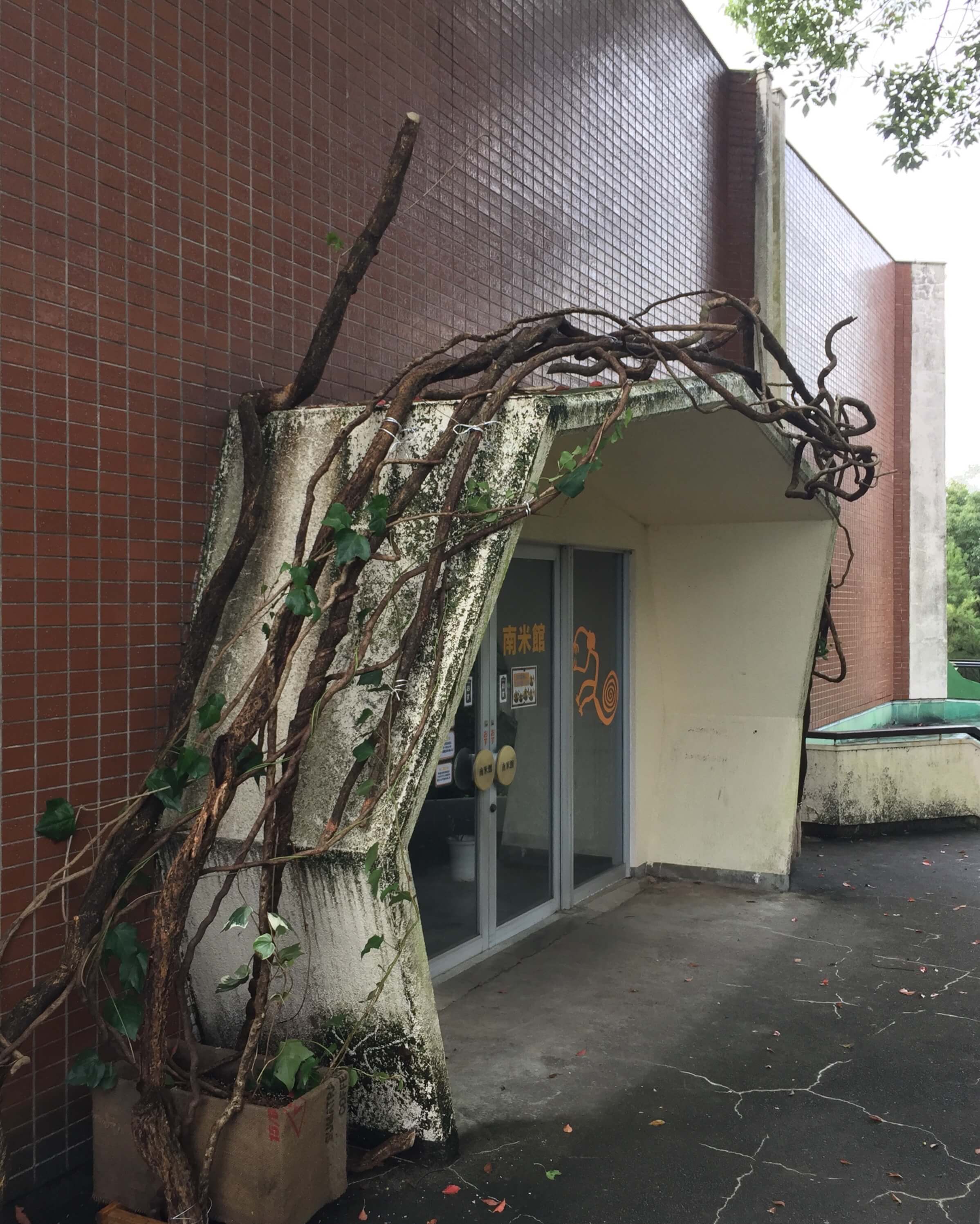 南米館ホール入り口 新1