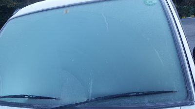 トラックの窓が凍る