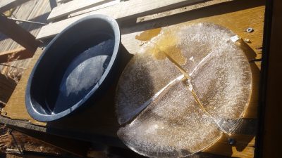 水飲み氷る