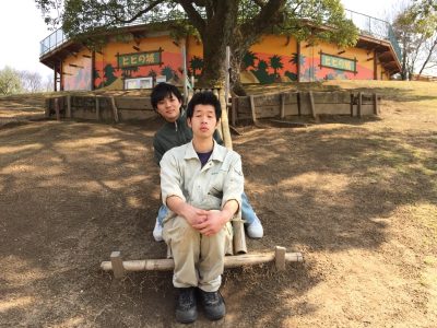 滑り台で記念写真