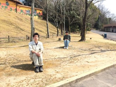 切り株で記念写真