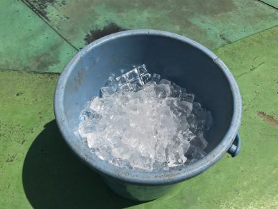 氷を入れたバケツ