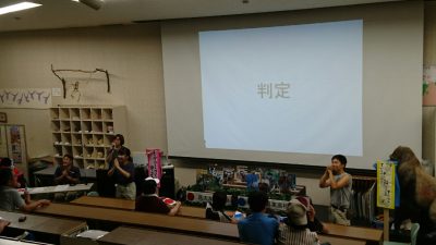 来場者の判定を待つ両監督