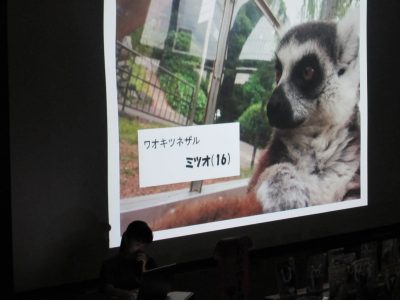 熱弁をふるう中久木監督