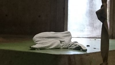 布団にくるまるマモル