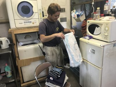 洗濯物を畳む鏡味さん