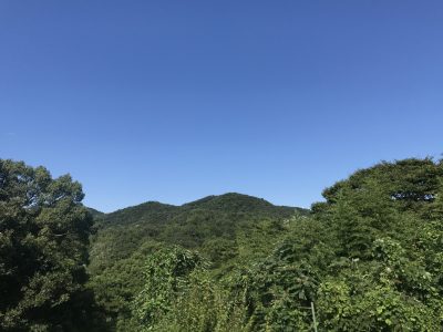継鹿尾山方面の青空