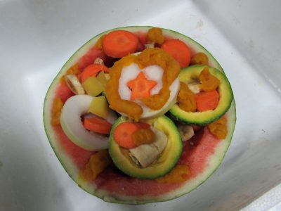 チンパンジーへのおやつ