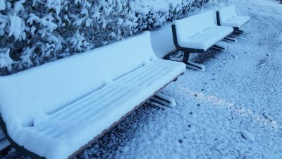 ベンチ積雪