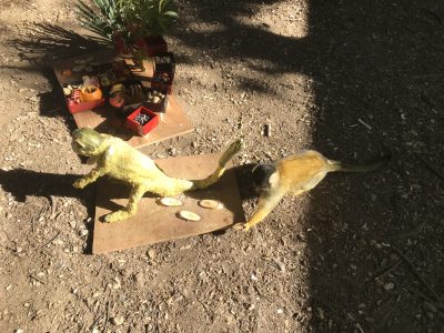バナナを持っていくハッチくん