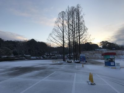 白銀の駐車場