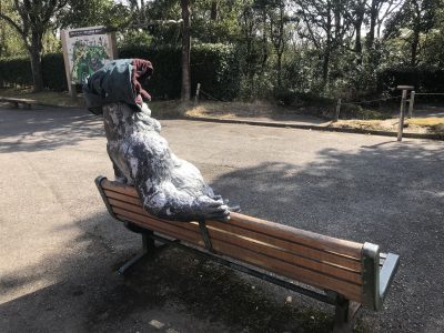 ゴリラの上に上着