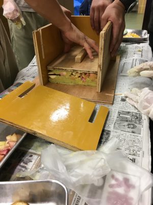 押し寿司の要領でケーキを作っていきます