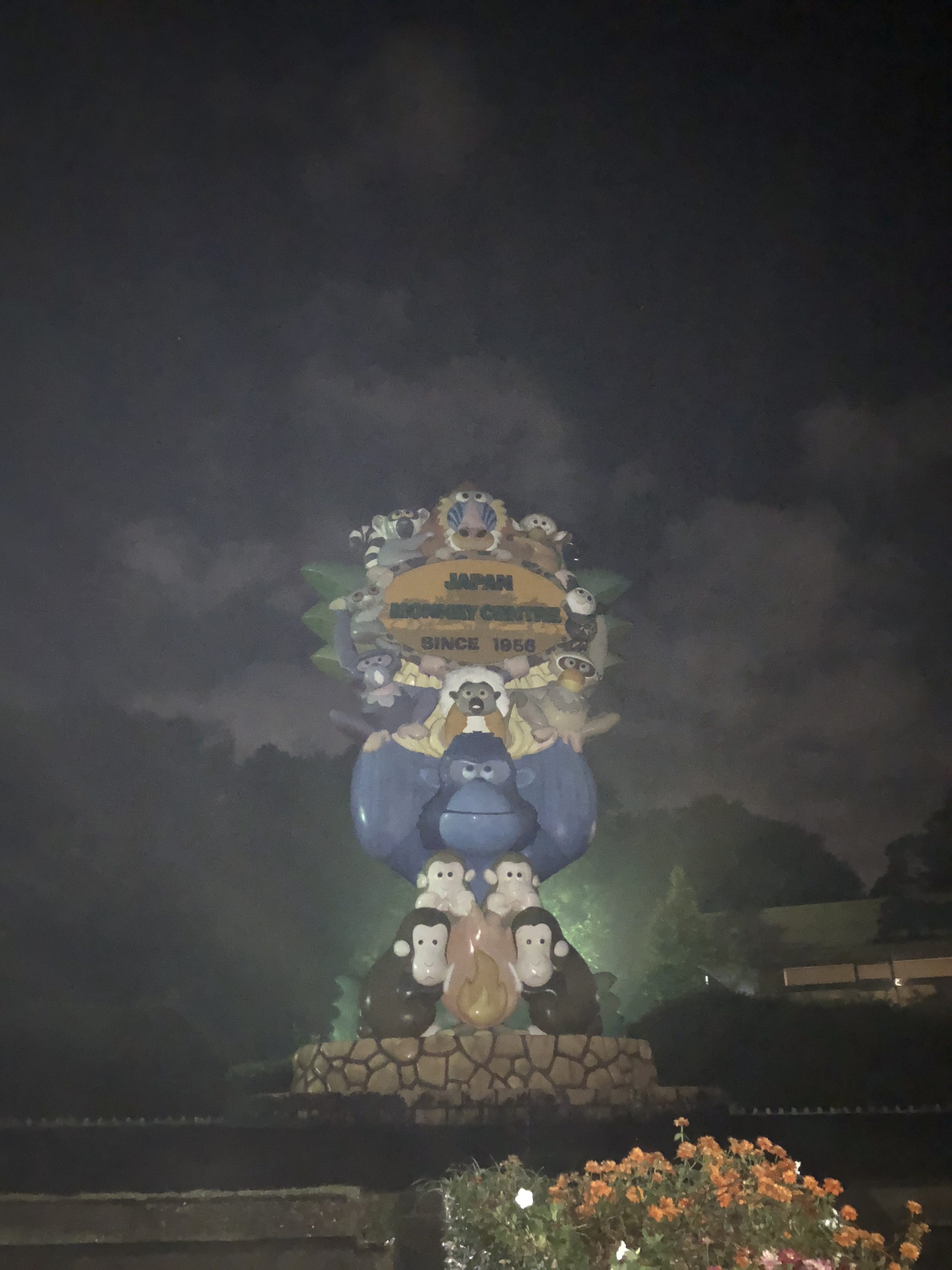 夜のモニュメント
